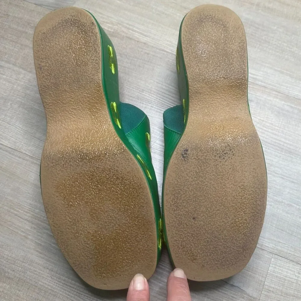 Lisa Says Gah Dakota Women's Clogs Green Leather Yellow Stitched Flowers